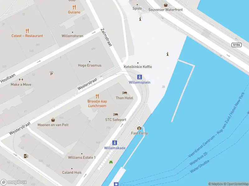 Ambulance met grote spoed naar de Willemsplein in Rotterdam