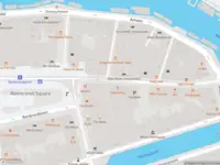 Ambulance met grote spoed naar de Rembrandtplein in Amsterdam