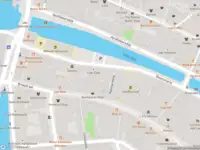 Ambulance met grote spoed naar de Boommarkt in Leiden