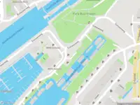 Ambulance met grote spoed naar de Sixhavenweg in Amsterdam
