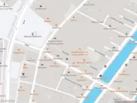 Ambulance met gepaste spoed naar de Pijlsteeg in Amsterdam