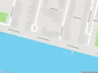 Ambulance met grote spoed naar de Bartel Wiltonkade in Rotterdam