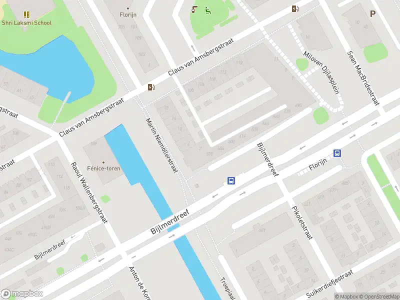 Ambulance met grote spoed naar de Martin Niemöllerstraat in Amsterdam