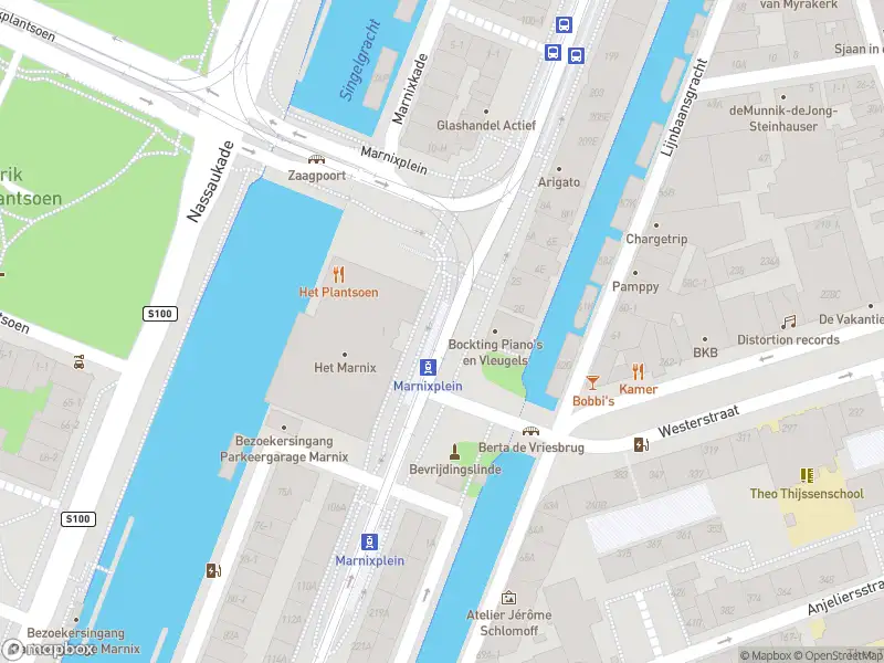 Ambulance met grote spoed naar de Marnixplein in Amsterdam