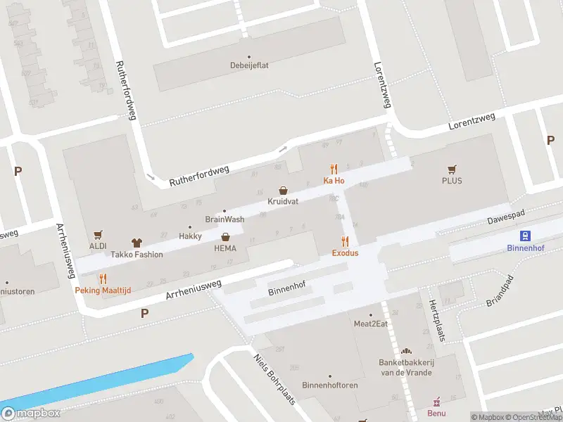 Ambulance met grote spoed naar de Binnenhof in Rotterdam