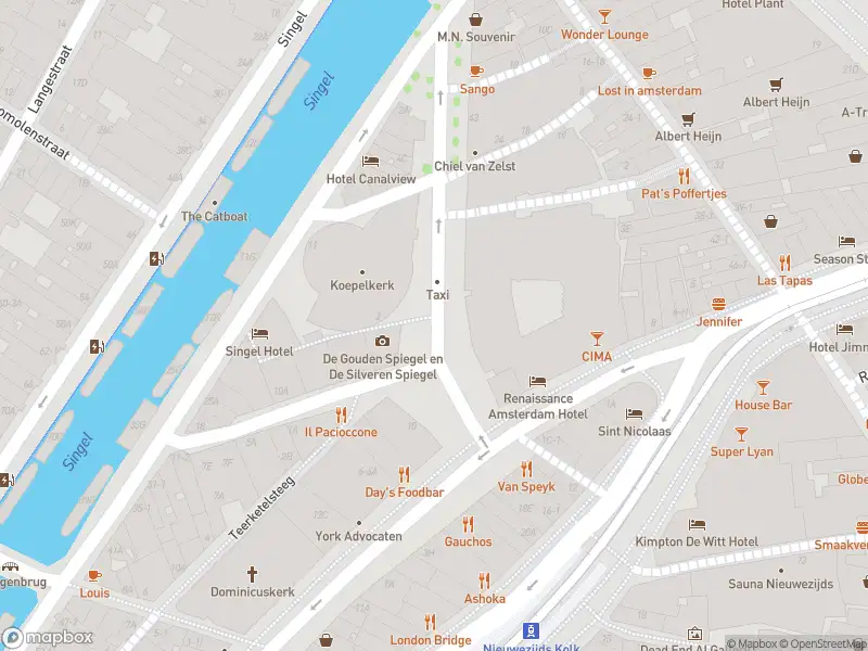 Ambulance met grote spoed naar de Kattengat in Amsterdam