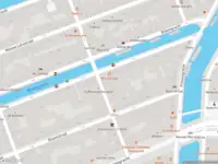 Ambulance met grote spoed naar de Rozengracht in Amsterdam