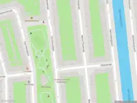 Ambulance met gepaste spoed naar de Davisstraat in Amsterdam