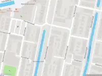 Ambulance met grote spoed naar de Rhijnauwensingel in Rotterdam