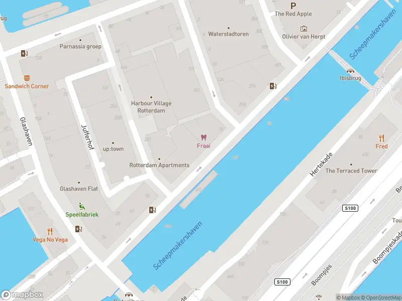 Ambulance met gepaste spoed naar de Scheepmakershaven in Rotterdam