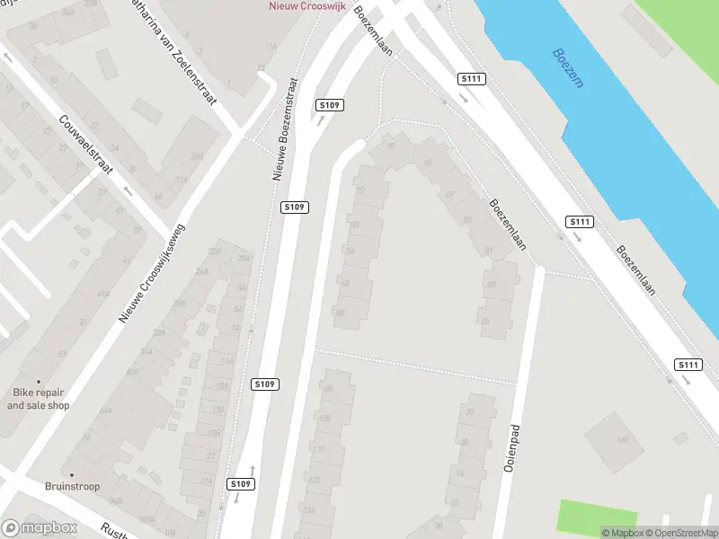 Ambulance met gepaste spoed naar de Nieuwe Boezemstraat in Rotterdam