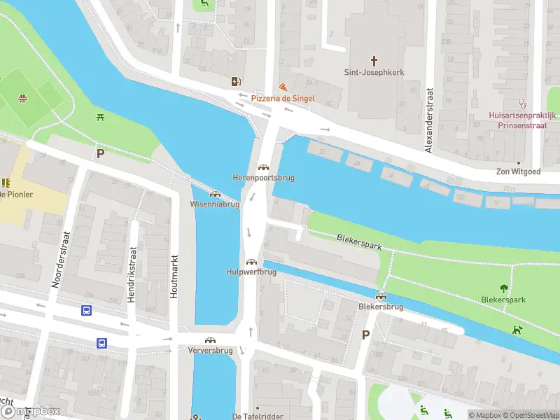 Ambulance met gepaste spoed naar de Oude Herengracht in Leiden