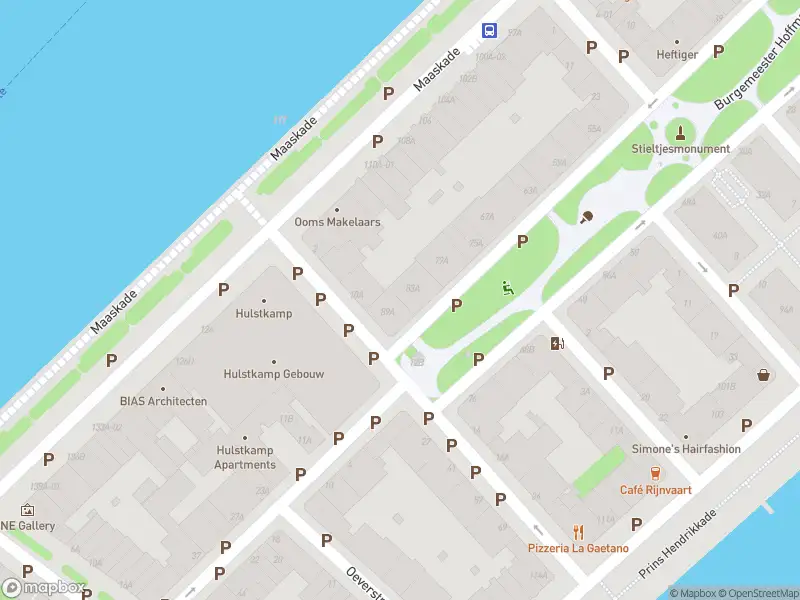 Ambulance met grote spoed naar de Burgemeester Hoffmanplein in Rotterdam