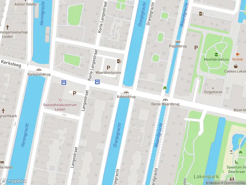 Ambulance met gepaste spoed naar de Oosterkerkstraat in Leiden