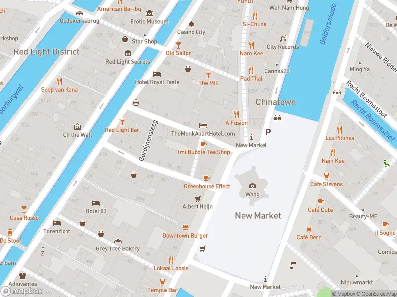 Ambulance met gepaste spoed naar de Monnikendwarsstraat in Amsterdam