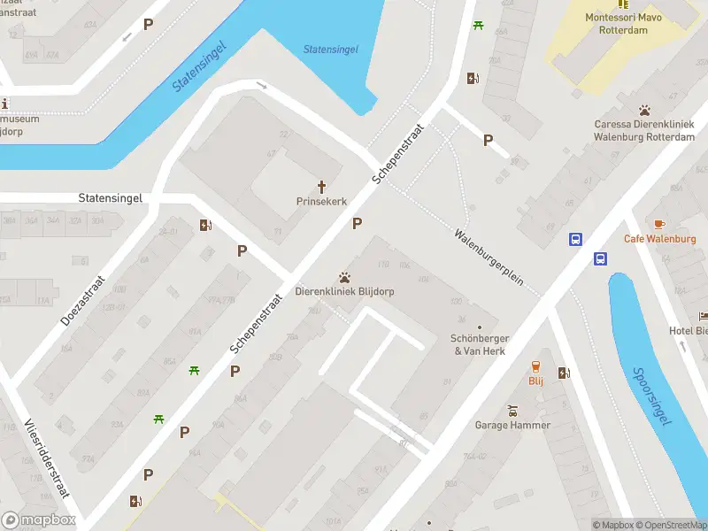 Ambulance met gepaste spoed naar de Schepenstraat in Rotterdam