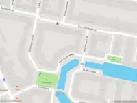 Brandweer met gepaste spoed naar de Aert van Nesstraat in Amsterdam vanwege afhijsen patient