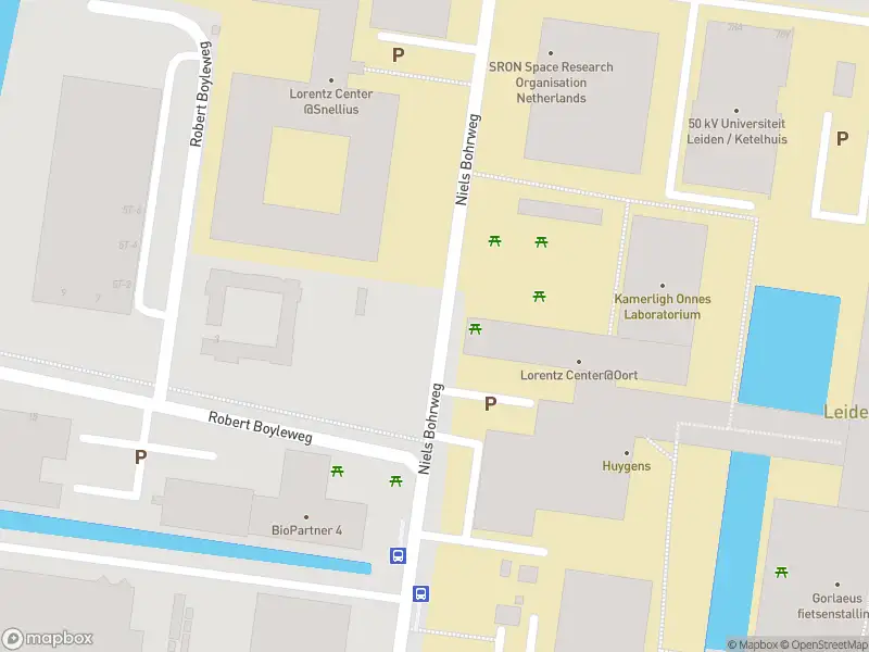 Ambulance met gepaste spoed naar de Niels Bohrweg in Leiden