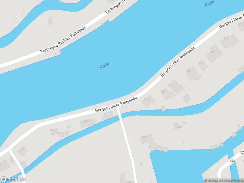 Ambulance met grote spoed naar de Bergse Linker Rottekade in Rotterdam