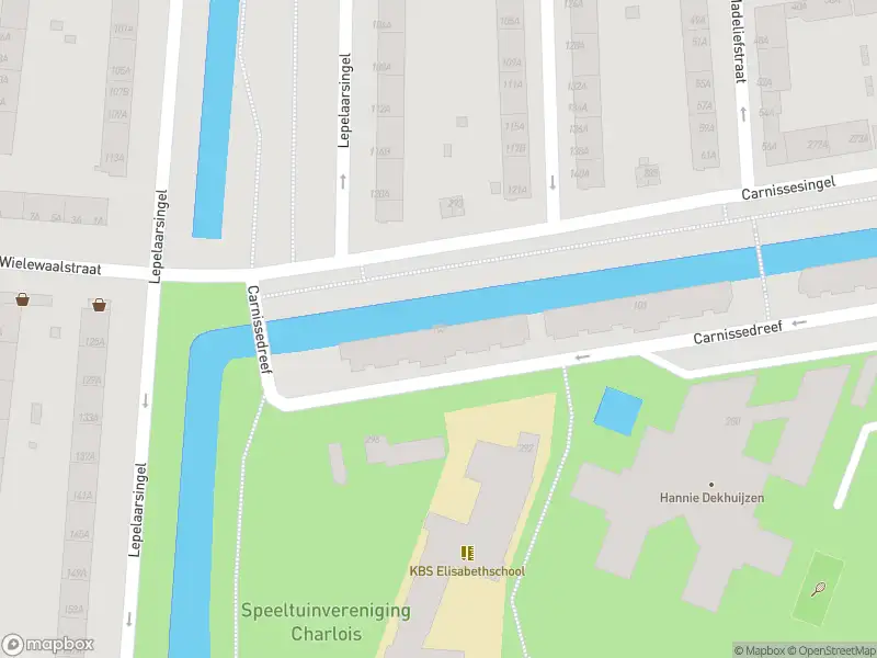 Ambulance met grote spoed naar de Carnissedreef in Rotterdam