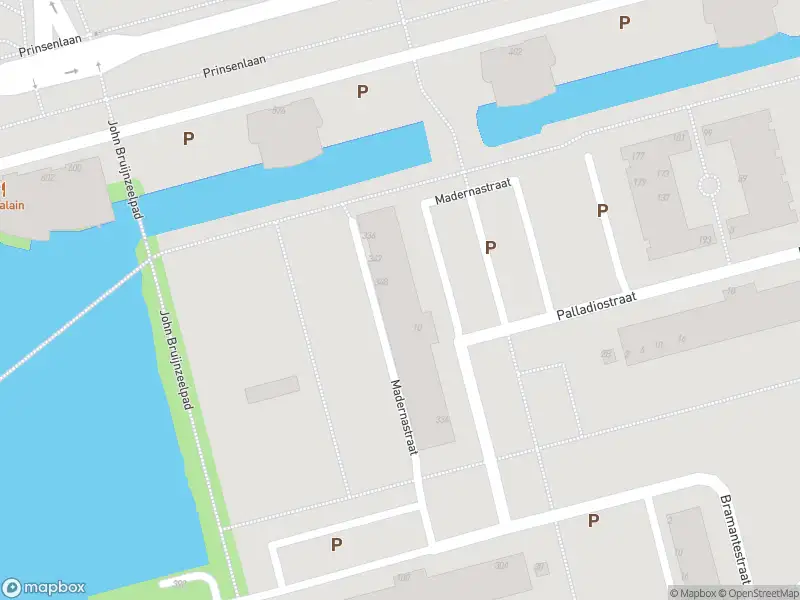 Ambulance met grote spoed naar de Madernastraat in Rotterdam