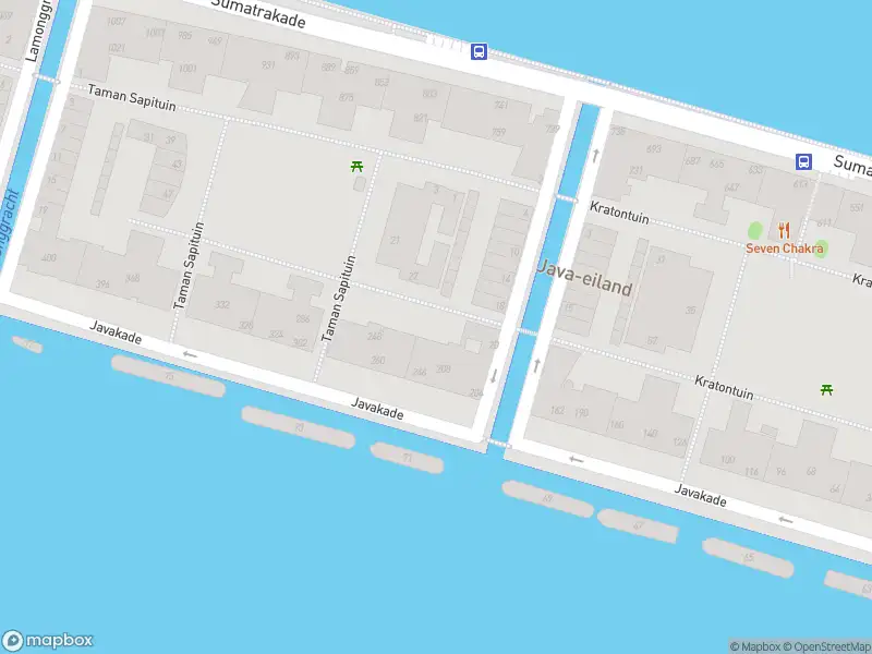 Ambulance met grote spoed naar de Bogortuin in Amsterdam