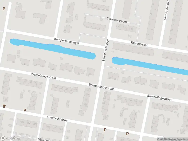 Ambulance met gepaste spoed naar de Stavenissestraat in Rotterdam