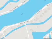 Ambulance met grote spoed naar de Bergse Linker Rottekade in Rotterdam