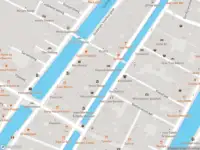 Ambulance met grote spoed naar de Oude Hoogstraat in Amsterdam