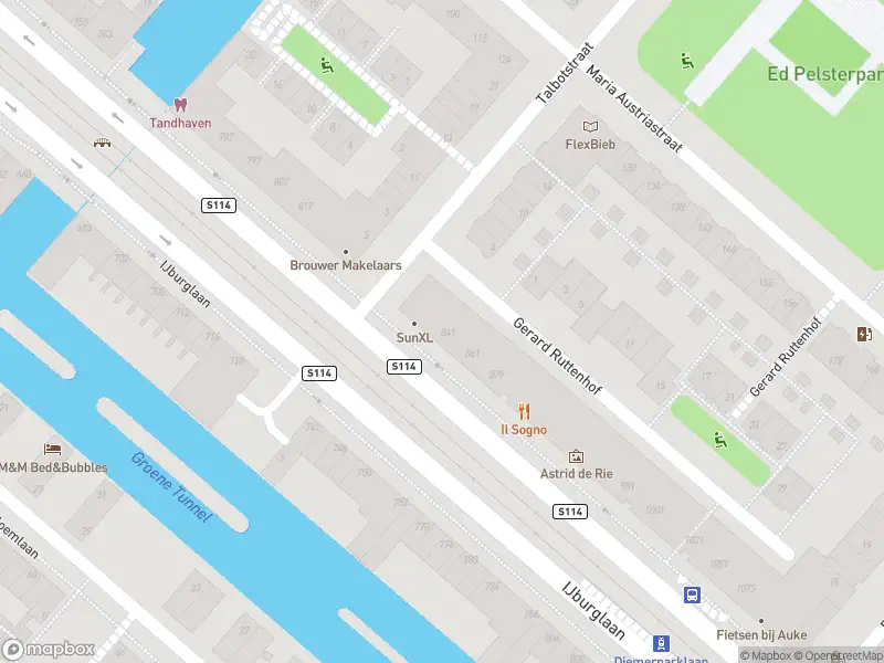 Ambulance met grote spoed naar de IJburglaan in Amsterdam