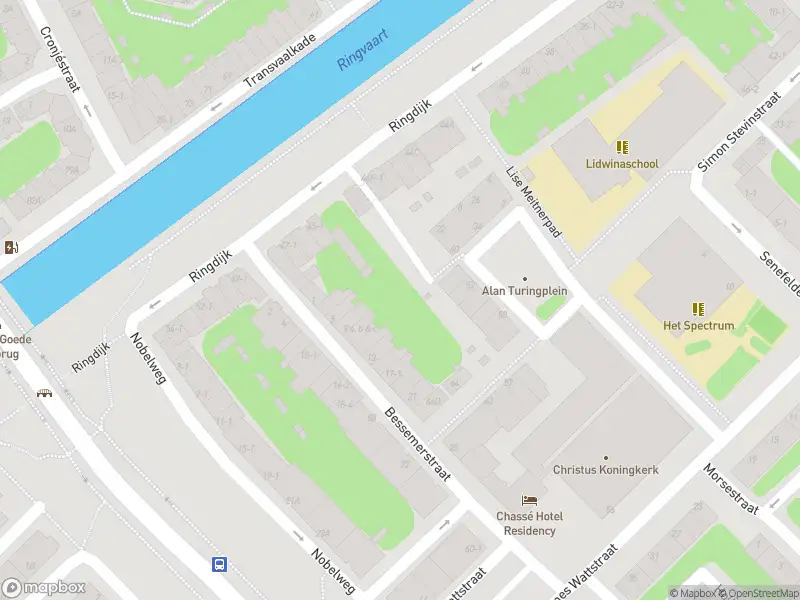 Ambulance met grote spoed naar de Willem Beukelsstraat in Amsterdam