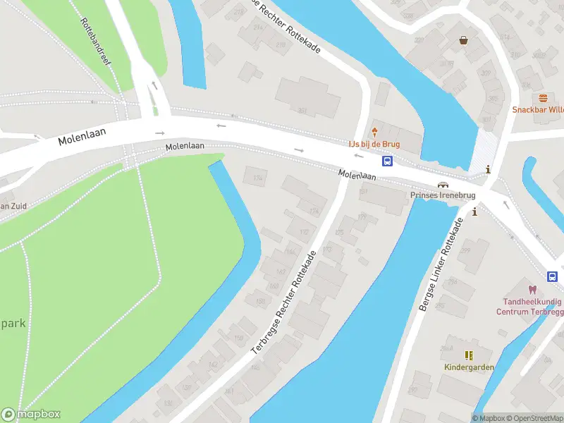 Ambulance met grote spoed naar de Terbregse Rechter Rottekade in Rotterdam