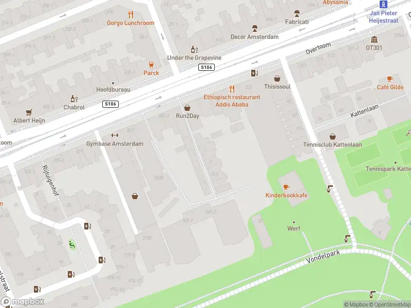 Ambulance met grote spoed naar de Johannapark in Amsterdam