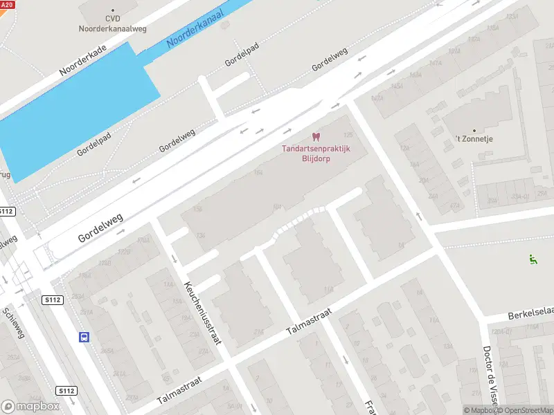 Ambulance met gepaste spoed naar de Anna van Westrienenstraat in Rotterdam