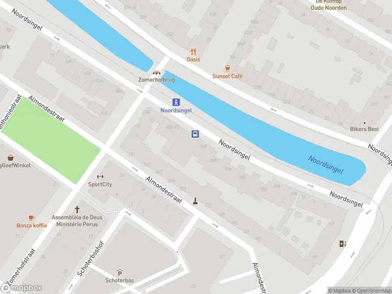 Ambulance met grote spoed naar de Noordsingel in Rotterdam