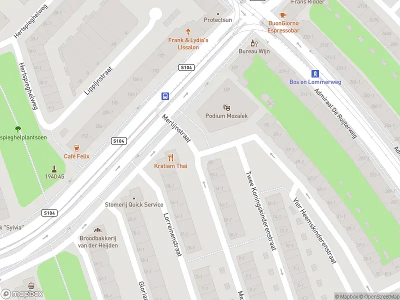 Ambulance met grote spoed naar de Karel Doormanstraat in Amsterdam
