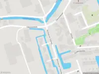 Politie naar de Nicolaas van Catsweg in Lopik vanwege voertuigen te water