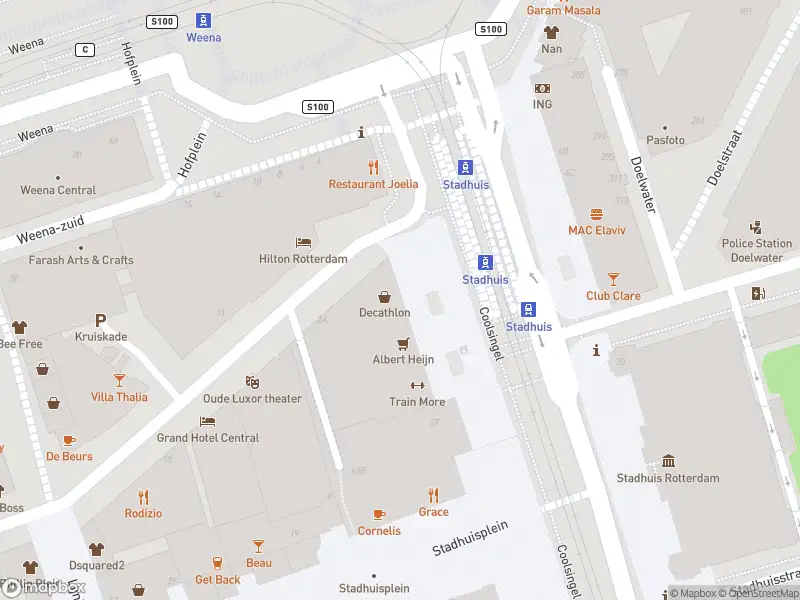 Ambulance met gepaste spoed naar de Coolsingel in Rotterdam