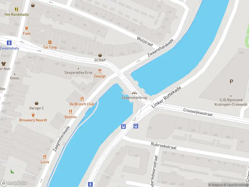 Ambulance met grote spoed naar de Zaagmolendrift in Rotterdam