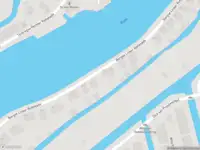 Ambulance met gepaste spoed naar de Bergse Linker Rottekade in Rotterdam