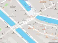 Ambulance met grote spoed naar de Koningsplein in Amsterdam