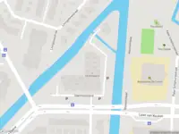 Ambulance met grote spoed naar de Daalmeereiland in Alkmaar