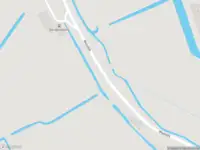 Ambulance met grote spoed naar de Westdijk in Hekelingen