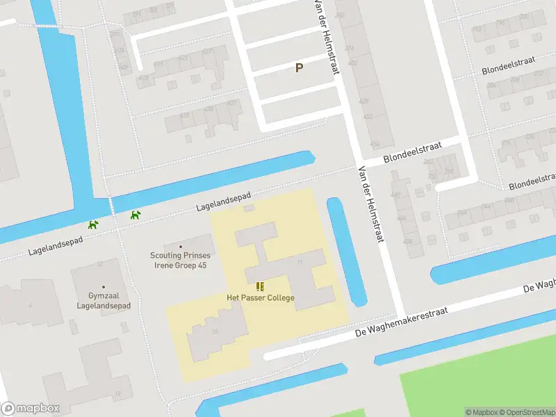 Ambulance met grote spoed naar de De Waghemakerestraat in Rotterdam