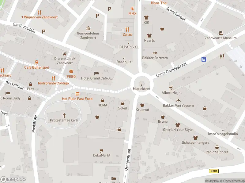 Ambulance met grote spoed naar de Raadhuisplein in Zandvoort