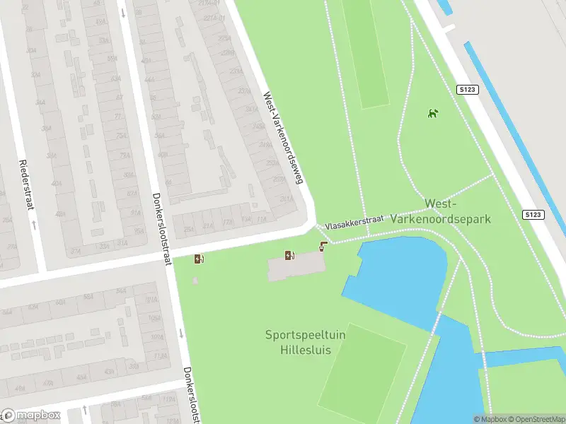 Ambulance met grote spoed naar de Vlasakkerstraat in Rotterdam