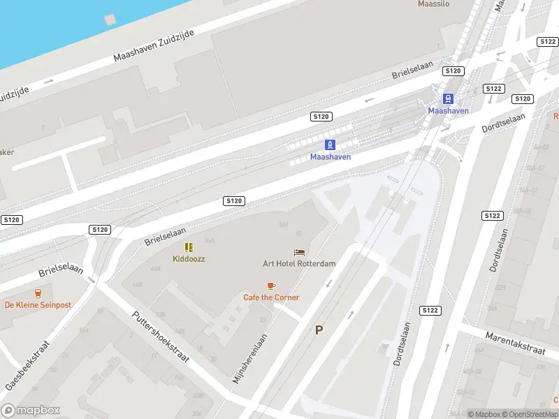 Ambulance met grote spoed naar de Brielselaan in Rotterdam