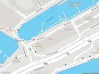 Ambulance met grote spoed naar de Haringvliet in Rotterdam