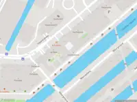 Ambulance met grote spoed naar de Houthavenkade in Amsterdam