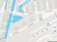Ambulance met grote spoed naar de Steve Bikoplaats in Rotterdam